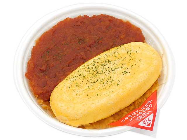 セブンイレブンの割って食べるふわとろ 玉子のオムライスを比較する。税込価格：680円、カロリー：656kcal、たんぱく質：25.7g、脂質：26.1g、炭水化物：81.2g、糖質：77.9g、食物繊維：3.3g、食塩相当量：7.6g。オムレツタイプの玉子を乗せた割って食べるオムライス。外はふわっと、中はとろっとした玉子が出てくる商品。アレルギー：卵、乳、小麦。