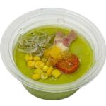 セブンイレブンのＯＫ！！ほうれん草とレモンの冷製茶碗蒸しを比較する。税込価格：322円、カロリー：81kcal、たんぱく質：6.4g、脂質：4.6g、炭水化物：4g、糖質：3.2g、食物繊維：0.8g、食塩相当量：1.4g。彩り、食感のよい具材をトッピングしたほうれん草入りの冷製茶碗蒸しです。アレルギー：卵、乳、小麦、えび、かに。