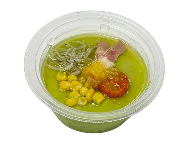 セブンイレブンのＯＫ！！ほうれん草とレモンの冷製茶碗蒸しを比較する。税込価格：322円、カロリー：81kcal、たんぱく質：6.4g、脂質：4.6g、炭水化物：4g、糖質：3.2g、食物繊維：0.8g、食塩相当量：1.4g。彩り、食感のよい具材をトッピングしたほうれん草入りの冷製茶碗蒸しです。アレルギー：卵、乳、小麦、えび、かに。