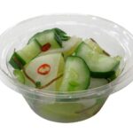 セブンイレブンの信州産セロリの昆布和えを比較する。税込価格：279円、カロリー：31kcal、1円あたりカロリー：0.11kcal/円、たんぱく質：0.9g、1円あたりたんぱく質：0.01未満g/円、脂質：0.3g、炭水化物：7g、糖質：5.3g、食物繊維：1.7g、食塩相当量：1.8g。シャキシャキとみずみずしいセロリの茎と、香り引き立つセロリの葉と相性の良い大根，胡瓜を組み合わせ。アレルギー：小麦。