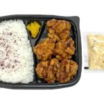 セブンイレブンの若鶏のチキン南蛮弁当を比較する。税込価格：754円、カロリー：802kcal、たんぱく質：26.3g、脂質：33.5g、炭水化物：99.7g、糖質：97.8g、食物繊維：1.9g、食塩相当量：3.7g。柑橘系の爽やかな後味が特長の甘酢を絡めたジューシーなチキン南蛮のお弁当です。アレルギー：卵、乳、小麦。