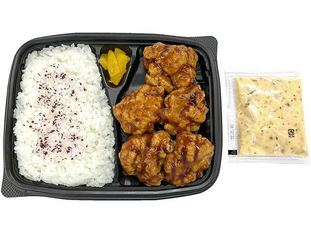 セブンイレブンの若鶏のチキン南蛮弁当を比較する。税込価格：754円、カロリー：802kcal、たんぱく質：26.3g、脂質：33.5g、炭水化物：99.7g、糖質：97.8g、食物繊維：1.9g、食塩相当量：3.7g。柑橘系の爽やかな後味が特長の甘酢を絡めたジューシーなチキン南蛮のお弁当です。アレルギー：卵、乳、小麦。