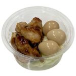 セブンイレブンの炭火焼鳥とうずら煮玉子静岡県産うずら卵使用を比較する。税込価格：343円、カロリー：163kcal、たんぱく質：17.3g、脂質：8g、炭水化物：5.7g、糖質：5.4g、食物繊維：0.3g、食塩相当量：1.8g。炭火焼鳥とうずらの卵を組み合わせたおつまみカップデリです。アレルギー：卵、小麦。