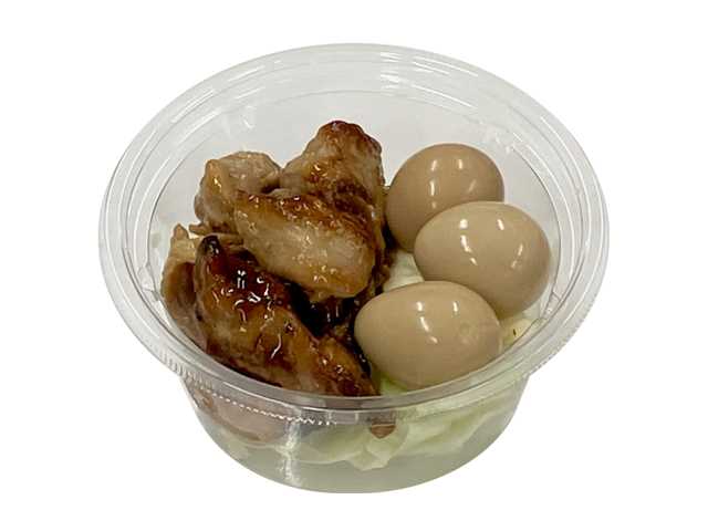 セブンイレブンの炭火焼鳥とうずら煮玉子静岡県産うずら卵使用を比較する。税込価格：343円、カロリー：163kcal、たんぱく質：17.3g、脂質：8g、炭水化物：5.7g、糖質：5.4g、食物繊維：0.3g、食塩相当量：1.8g。炭火焼鳥とうずらの卵を組み合わせたおつまみカップデリです。アレルギー：卵、小麦。
