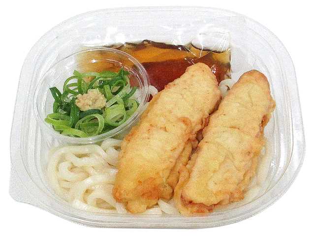 セブンイレブンの冷しとり天ぶっかけうどんを比較する。税込価格：605円、カロリー：559kcal、1円あたりカロリー：0.92kcal/円、たんぱく質：21g、1円あたりたんぱく質：0.03g/円、脂質：12.9g、炭水化物：91.3g、糖質：88g、食物繊維：3.3g、食塩相当量：4.9g。ボリューム感のあるとり天２本を盛り付けた冷しぶっかけうどんです。アレルギー：卵、乳、小麦。