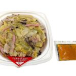 セブンイレブンの三杯酢が決め手 あんかけかた焼そばを比較する。税込価格：616円、カロリー：480kcal、たんぱく質：19.4g、脂質：20.5g、炭水化物：57.3g、糖質：51.8g、食物繊維：5.5g、食塩相当量：6.2g。揚げ麺に甘味と酸味を感じる三杯酢をかけて食べる、あんかけ焼きそばです。アレルギー：卵、小麦。