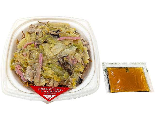 セブンイレブンの三杯酢が決め手 あんかけかた焼そばを比較する。税込価格：616円、カロリー：480kcal、たんぱく質：19.4g、脂質：20.5g、炭水化物：57.3g、糖質：51.8g、食物繊維：5.5g、食塩相当量：6.2g。揚げ麺に甘味と酸味を感じる三杯酢をかけて食べる、あんかけ焼きそばです。アレルギー：卵、小麦。