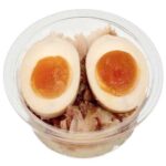 セブンイレブンの煮卵とだし香る和風ポテトサラダを比較する。税込価格：322円、カロリー：228kcal、1円あたりカロリー：0.71kcal/円、たんぱく質：8.6g、1円あたりたんぱく質：0.03g/円、脂質：13.8g、炭水化物：18.8g、糖質：16g、食物繊維：2.8g、食塩相当量：1.9g。１個分の煮卵をのせたおつまみとしても副菜としても楽しめる出汁の風味豊かな和風のポテトサラダです。アレルギー：卵、小麦。