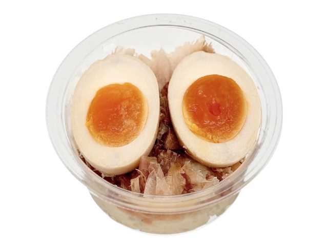 セブンイレブンの煮卵とだし香る和風ポテトサラダを比較する。税込価格：322円、カロリー：228kcal、1円あたりカロリー：0.71kcal/円、たんぱく質：8.6g、1円あたりたんぱく質：0.03g/円、脂質：13.8g、炭水化物：18.8g、糖質：16g、食物繊維：2.8g、食塩相当量：1.9g。１個分の煮卵をのせたおつまみとしても副菜としても楽しめる出汁の風味豊かな和風のポテトサラダです。アレルギー：卵、小麦。