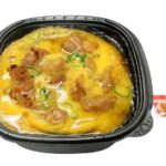 セブンイレブンのお出汁が香る炙り鶏の親子丼を比較する。税込価格：594円、カロリー：571kcal、たんぱく質：20.8g、脂質：12.3g、炭水化物：94.8g、糖質：93.6g、食物繊維：1.2g、食塩相当量：2.5g。炙った鶏肉と地区でなじみのある出汁の割り下の親子丼です。アレルギー：卵、小麦。
