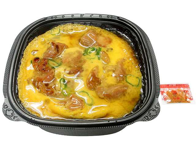 セブンイレブンのお出汁が香る炙り鶏の親子丼を比較する。税込価格：594円、カロリー：571kcal、たんぱく質：20.8g、脂質：12.3g、炭水化物：94.8g、糖質：93.6g、食物繊維：1.2g、食塩相当量：2.5g。炙った鶏肉と地区でなじみのある出汁の割り下の親子丼です。アレルギー：卵、小麦。