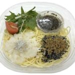 セブンイレブンの冷製パスタ大根おろしとしらすの青じそぽん酢を比較する。税込価格：497円、カロリー：349kcal、1円あたりカロリー：0.70kcal/円、たんぱく質：15.4g、1円あたりたんぱく質：0.03g/円、脂質：9.2g、炭水化物：53.4g、糖質：48.8g、食物繊維：4.6g、食塩相当量：4.1g。大根おろしとしらすを使用した和風冷製パスタです。アレルギー：小麦。