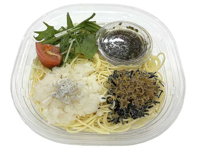 セブンイレブンの冷製パスタ大根おろしとしらすの青じそぽん酢を比較する。税込価格：497円、カロリー：349kcal、1円あたりカロリー：0.70kcal/円、たんぱく質：15.4g、1円あたりたんぱく質：0.03g/円、脂質：9.2g、炭水化物：53.4g、糖質：48.8g、食物繊維：4.6g、食塩相当量：4.1g。大根おろしとしらすを使用した和風冷製パスタです。アレルギー：小麦。