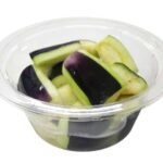 セブンイレブンのなすの浅漬を比較する。税込価格：257円、カロリー：28kcal、たんぱく質：0.9g、脂質：0.3g、炭水化物：6.3g、糖質：4.7g、食物繊維：1.6g、食塩相当量：1.4g。りんご酢を隠し味に加えた、すっきりとした味わいのなすの浅漬けです。アレルギー：小麦。