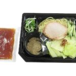 セブンイレブンの辛口つけだれで食べる広島つけ麺を比較する。税込価格：594円、カロリー：442kcal、1円あたりカロリー：0.74kcal/円、たんぱく質：18g、1円あたりたんぱく質：0.03g/円、脂質：11.5g、炭水化物：68.8g、糖質：64.2g、食物繊維：4.6g、食塩相当量：3.5g。ゴマ入りの甘辛酸っぱいたれと茹でキャベツが特徴の、広島のご当地麺「広島つけ麺」です。アレルギー：卵、乳、小麦。