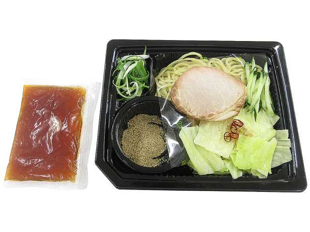 セブンイレブンの辛口つけだれで食べる広島つけ麺を比較する。税込価格：594円、カロリー：442kcal、1円あたりカロリー：0.74kcal/円、たんぱく質：18g、1円あたりたんぱく質：0.03g/円、脂質：11.5g、炭水化物：68.8g、糖質：64.2g、食物繊維：4.6g、食塩相当量：3.5g。ゴマ入りの甘辛酸っぱいたれと茹でキャベツが特徴の、広島のご当地麺「広島つけ麺」です。アレルギー：卵、乳、小麦。