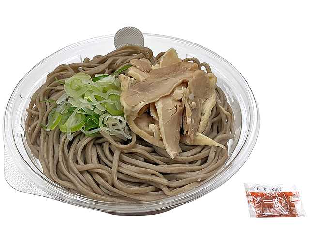 セブンイレブンの若鶏の冷たい肉そばを比較する。税込価格：616円、カロリー：542kcal、1円あたりカロリー：0.88kcal/円、たんぱく質：24.2g、1円あたりたんぱく質：0.04g/円、脂質：13.4g、炭水化物：83.5g、糖質：78.9g、食物繊維：4.6g、食塩相当量：5.6g。若鶏のモモ肉とねぎを盛り付けた冷たい肉そばです｡。アレルギー：卵、小麦、そば。