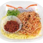 セブンイレブンの冷し旨辛台湾ラーメンを比較する。税込価格：605円、カロリー：514kcal、たんぱく質：18.9g、脂質：13.8g、炭水化物：82.4g、糖質：74.7g、食物繊維：7.7g、食塩相当量：5.4g。名古屋めしとして親しまれている台湾ラーメンを冷たく美味しく食べられる商品。アレルギー：卵、小麦。
