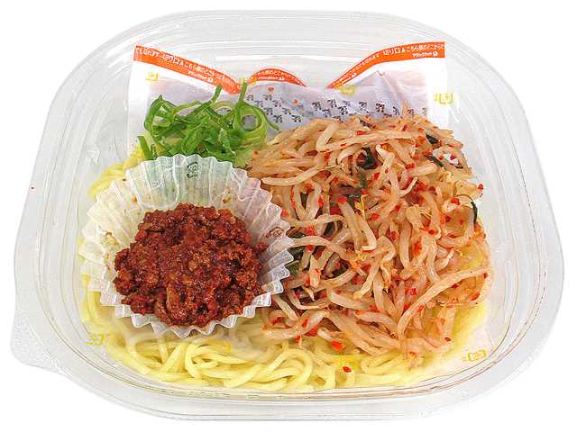 セブンイレブンの冷し旨辛台湾ラーメンを比較する。税込価格：605円、カロリー：514kcal、たんぱく質：18.9g、脂質：13.8g、炭水化物：82.4g、糖質：74.7g、食物繊維：7.7g、食塩相当量：5.4g。名古屋めしとして親しまれている台湾ラーメンを冷たく美味しく食べられる商品。アレルギー：卵、小麦。