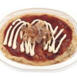 セブンイレブンのふわとろ山芋鉄板を比較する。税込価格：408円、カロリー：237kcal、たんぱく質：6.8g、脂質：11.3g、炭水化物：27.9g、糖質：26g、食物繊維：1.9g、食塩相当量：1.9g。生地にすりおろし長芋、玉子、出汁を入れた、ふわとろ食感の居酒屋定番メニュー山芋鉄板です。アレルギー：卵、小麦。