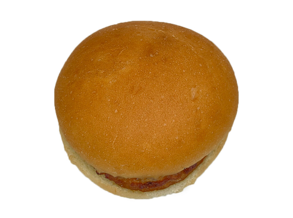 セブンイレブンのチェダーチーズソースバーガーを比較する。税込価格：138円、カロリー：279kcal、1円あたりカロリー：2.02kcal/円、たんぱく質：7.6g、1円あたりたんぱく質：0.05g/円、脂質：14.6g、炭水化物：30g、糖質：28.4g、食物繊維：1.6g、食塩相当量：1.5g。ふんわりとしたパン生地に、ハンバーグとチェダーチーズソース，ケチャップを挟み、ジューシーに仕上げた値ごろ感のある惣菜パンです。アレルギー：卵、乳、小麦。