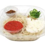 セブンイレブンの博多辛子明太子の冷しぶっかけうどんを比較する。税込価格：518円、カロリー：355kcal、たんぱく質：12.9g、脂質：3g、炭水化物：70.1g、糖質：67.9g、食物繊維：2.2g、食塩相当量：4.6g。博多辛子明太子と魚粉の旨味を感じる冷たいぶっかけうどんです。アレルギー：小麦。