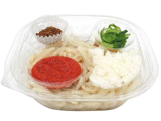 セブンイレブンの博多辛子明太子の冷しぶっかけうどんを比較する。税込価格：518円、カロリー：355kcal、たんぱく質：12.9g、脂質：3g、炭水化物：70.1g、糖質：67.9g、食物繊維：2.2g、食塩相当量：4.6g。博多辛子明太子と魚粉の旨味を感じる冷たいぶっかけうどんです。アレルギー：小麦。
