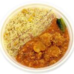 セブンイレブンの海老チリチャーハンを比較する。税込価格：691円、カロリー：603kcal、1円あたりカロリー：0.87kcal/円、たんぱく質：15.6g、1円あたりたんぱく質：0.02g/円、脂質：19g、炭水化物：93.5g、糖質：91.2g、食物繊維：2.3g、食塩相当量：5.8g。中華料理の人気メニュー、海老チリと玉子チャーハンを盛り合わせたお弁当です。アレルギー：卵、小麦、えび。