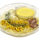 セブンイレブンの冷製パスタ とうもろこしクリームを比較する。税込価格：540円、カロリー：409kcal、1円あたりカロリー：0.76kcal/円、たんぱく質：14.6g、1円あたりたんぱく質：0.03g/円、脂質：14.3g、炭水化物：58.8g、糖質：52g、食物繊維：6.8g、食塩相当量：3.6g。とうもろこしのやさしい甘さを感じられる冷製パスタです。アレルギー：卵、乳、小麦。