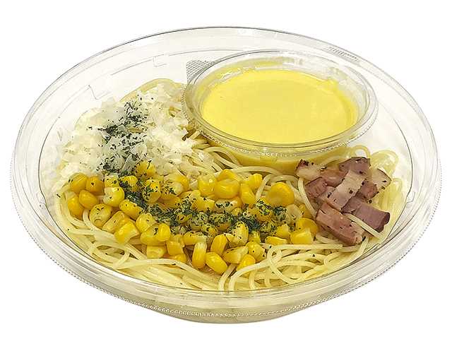 セブンイレブンの冷製パスタ とうもろこしクリームを比較する。税込価格：540円、カロリー：409kcal、1円あたりカロリー：0.76kcal/円、たんぱく質：14.6g、1円あたりたんぱく質：0.03g/円、脂質：14.3g、炭水化物：58.8g、糖質：52g、食物繊維：6.8g、食塩相当量：3.6g。とうもろこしのやさしい甘さを感じられる冷製パスタです。アレルギー：卵、乳、小麦。