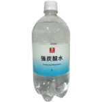 セブンイレブンの７ザ・プライス 強炭酸水 １Ｌを比較する。税込価格：106円、カロリー：0kcal、1円あたりカロリー：0.00kcal/円、たんぱく質：0g、1円あたりたんぱく質：0.00g/円、脂質：0g、炭水化物：0g、糖質：0g、食物繊維：0g、食塩相当量：0g。口に入れた瞬間にガツンとほとばしる強刺激が特徴の強炭酸水。美味しさの秘密は独自の天然水と純水の配合と徹底したガスボリューム調整。アレルギー：なし。