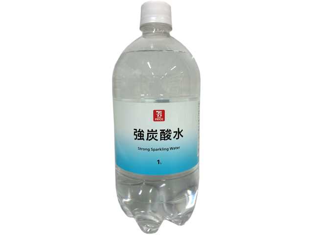 セブンイレブンの７ザ・プライス 強炭酸水 １Ｌを比較する。税込価格：106円、カロリー：0kcal、1円あたりカロリー：0.00kcal/円、たんぱく質：0g、1円あたりたんぱく質：0.00g/円、脂質：0g、炭水化物：0g、糖質：0g、食物繊維：0g、食塩相当量：0g。口に入れた瞬間にガツンとほとばしる強刺激が特徴の強炭酸水。美味しさの秘密は独自の天然水と純水の配合と徹底したガスボリューム調整。アレルギー：なし。