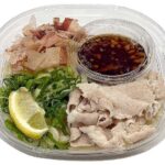セブンイレブンのさっぱりおろしポン酢の豚しゃぶうどんを比較する。税込価格：538円、カロリー：602kcal、たんぱく質：24.2g、脂質：15.1g、炭水化物：94.6g、糖質：90g、食物繊維：4.6g、食塩相当量：6.3g。豚しゃぶ，レモン，青ねぎ，花かつおを合わせた冷たいうどんを、おろしポン酢でさっぱりとお召し上がりいただけます。アレルギー：卵、小麦。