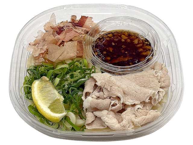 セブンイレブンのさっぱりおろしポン酢の豚しゃぶうどんを比較する。税込価格：538円、カロリー：602kcal、たんぱく質：24.2g、脂質：15.1g、炭水化物：94.6g、糖質：90g、食物繊維：4.6g、食塩相当量：6.3g。豚しゃぶ，レモン，青ねぎ，花かつおを合わせた冷たいうどんを、おろしポン酢でさっぱりとお召し上がりいただけます。アレルギー：卵、小麦。