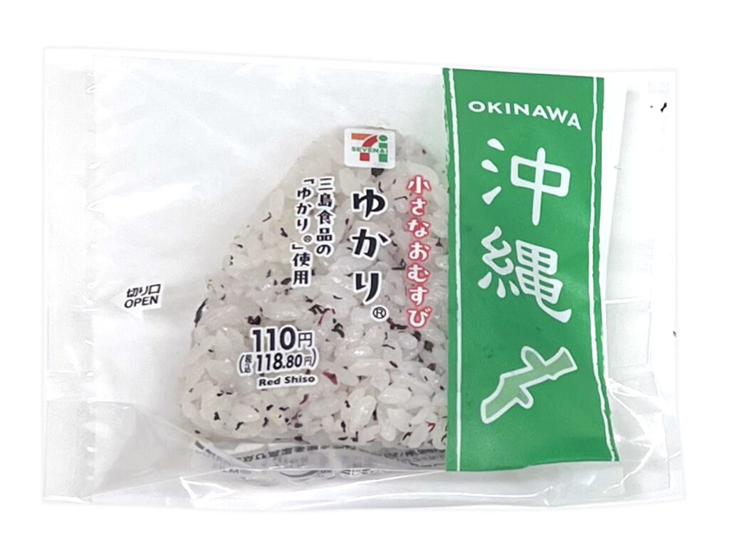 セブンイレブンの小さなおむすび ゆかりを比較する。税込価格：119円、カロリー：136kcal、たんぱく質：2.6g、脂質：0.8g、炭水化物：30.3g、糖質：29g、食物繊維：1.3g、食塩相当量：1.3g。旨みを感じるだし飯に三島食品のゆかりを加え、小さなおむすびにしました。アレルギー：なし。