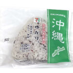 セブンイレブンの小さなおむすび ゆかりを比較する。税込価格：119円、カロリー：136kcal、たんぱく質：2.6g、脂質：0.8g、炭水化物：30.3g、糖質：29g、食物繊維：1.3g、食塩相当量：1.3g。旨みを感じるだし飯に三島食品のゆかりを加え、小さなおむすびにしました。アレルギー：なし。