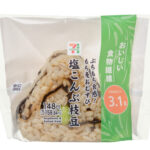 セブンイレブンのぷちもち食感！もち麦おむすび 塩こんぶ枝豆を比較する。税込価格：160円、カロリー：162kcal、1円あたりカロリー：1.01kcal/円、たんぱく質：4.7g、1円あたりたんぱく質：0.03g/円、脂質：1.4g、炭水化物：34.1g、糖質：31g、食物繊維：3.1g、食塩相当量：1.7g。プチプチした食感のもち麦と、塩こんぶ，枝豆，ごま油を混ぜ込んだおむすびです。アレルギー：卵、小麦。