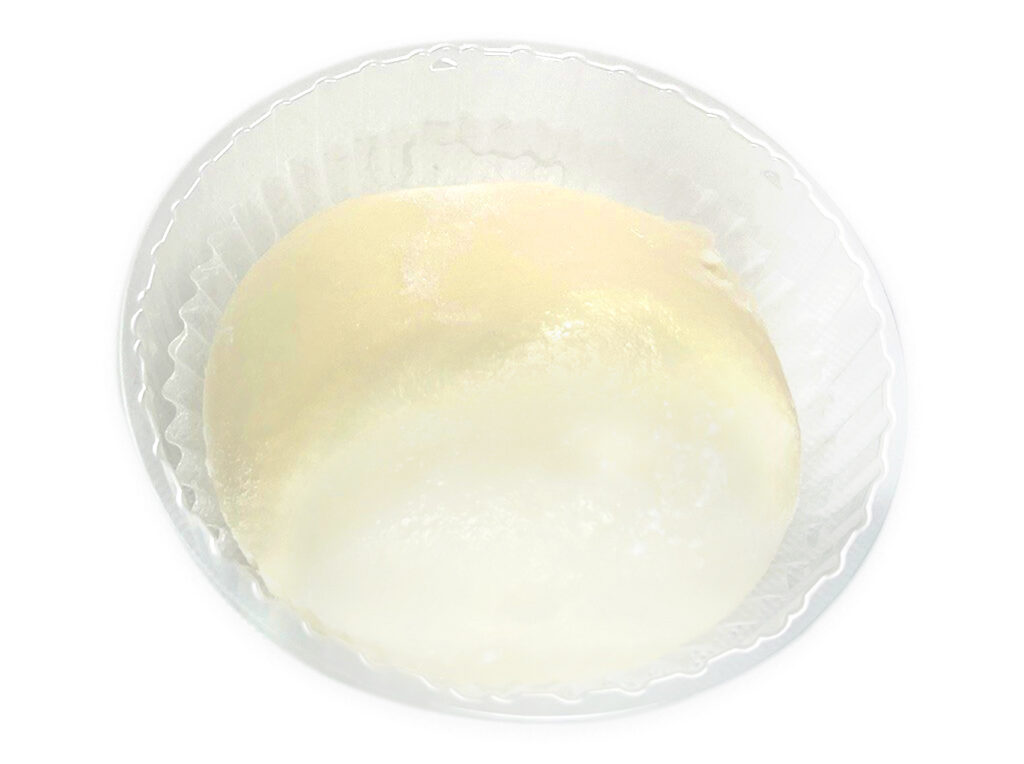 セブンイレブンのＢＩＧチチヤス牛乳使用みるく大福を比較する。税込価格：300円、カロリー：316kcal、1円あたりカロリー：1.05kcal/円、たんぱく質：3.2g、1円あたりたんぱく質：0.01g/円、脂質：12g、炭水化物：49g、糖質：48.8g、食物繊維：0.2g、食塩相当量：0g。チチヤス牛乳を使用したみるく大福を満足感のある大きなサイズにしました。アレルギー：乳。