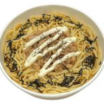 セブンイレブンのシーチキンマヨネーズのパスタを比較する。税込価格：430円、カロリー：561kcal、1円あたりカロリー：1.31kcal/円、たんぱく質：24.2g、1円あたりたんぱく質：0.06g/円、脂質：21.1g、炭水化物：70.8g、糖質：66.4g、食物繊維：4.4g、食塩相当量：4.5g。和風だしで和えたツナと玉ねぎに、コクのあるマヨネーズを合わせたパスタです。アレルギー：卵、小麦。