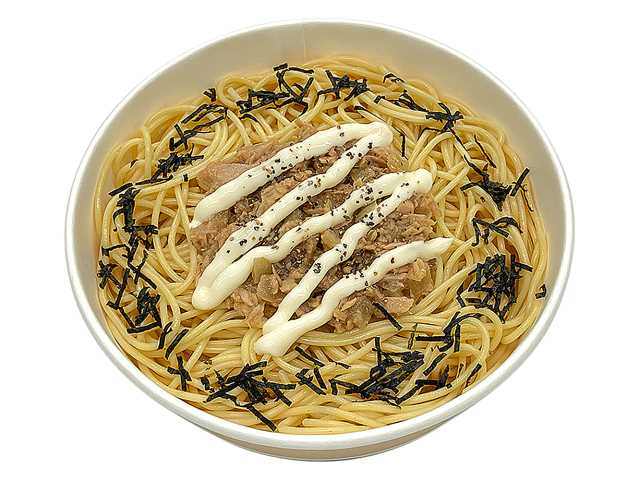 セブンイレブンのシーチキンマヨネーズのパスタを比較する。税込価格：430円、カロリー：561kcal、1円あたりカロリー：1.31kcal/円、たんぱく質：24.2g、1円あたりたんぱく質：0.06g/円、脂質：21.1g、炭水化物：70.8g、糖質：66.4g、食物繊維：4.4g、食塩相当量：4.5g。和風だしで和えたツナと玉ねぎに、コクのあるマヨネーズを合わせたパスタです。アレルギー：卵、小麦。