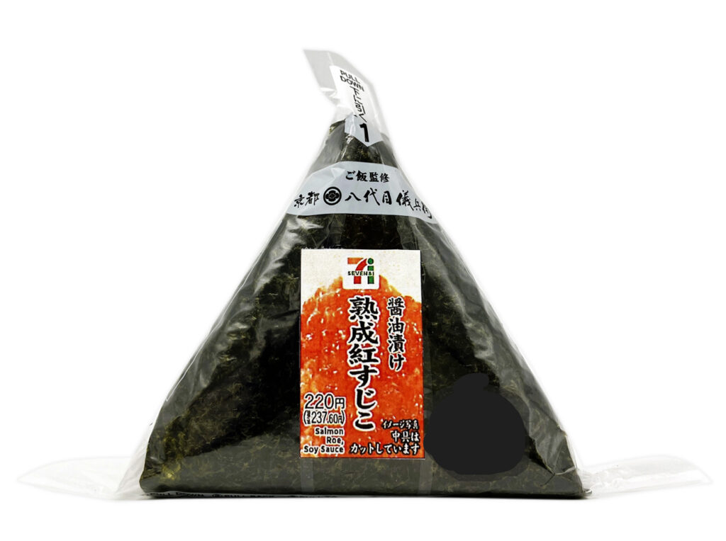 セブンイレブンの手巻おにぎり 熟成紅すじこ醤油漬けを比較する。税込価格：238円、カロリー：162kcal、1円あたりカロリー：0.68kcal/円、たんぱく質：4.2g、1円あたりたんぱく質：0.02g/円、脂質：1.3g、炭水化物：33.8g、糖質：32.9g、食物繊維：0.9g、食塩相当量：1.2g。地域で馴染みのある、「醤油漬けすじこ」を中具に入れたおにぎりです。アレルギー：小麦。