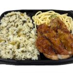 セブンイレブンの高菜めしと鶏の炙り焼き弁当を比較する。税込価格：680円、カロリー：556kcal、1円あたりカロリー：0.82kcal/円、たんぱく質：30.8g、1円あたりたんぱく質：0.05g/円、脂質：13.5g、炭水化物：78.9g、糖質：76.5g、食物繊維：2.4g、食塩相当量：6g。原材料高騰の為、商品価格を変更しております。具材感のある高菜めしと、にんにく醤油で味付けし香ばしく焼き上げた炙り鶏を組み合わせたお弁当です。アレルギー：卵、乳、小麦。