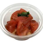 セブンイレブンのトマブタキムちゃんを比較する。税込価格：354円、カロリー：139kcal、たんぱく質：8.2g、脂質：8.1g、炭水化物：9.2g、糖質：7.2g、食物繊維：2g、食塩相当量：2g。「小松とまと」と豚肉、白菜キムチを合わせたサラダです。アレルギー：小麦。