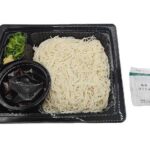 セブンイレブンの５種の重ねだし上州地粉そうめんを比較する。税込価格：400円、カロリー：392kcal、たんぱく質：11.9g、脂質：1g、炭水化物：85.1g、糖質：82.5g、食物繊維：2.6g、食塩相当量：3.1g。かつお、昆布の他５種類の原料でだしを取った、うま味のあるつゆでいただく上州地粉のそうめんです。アレルギー：小麦。