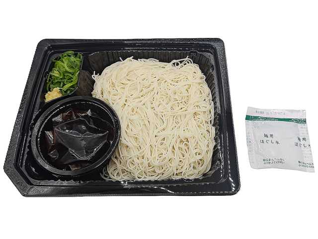 セブンイレブンの５種の重ねだし上州地粉そうめんを比較する。税込価格：400円、カロリー：392kcal、たんぱく質：11.9g、脂質：1g、炭水化物：85.1g、糖質：82.5g、食物繊維：2.6g、食塩相当量：3.1g。かつお、昆布の他５種類の原料でだしを取った、うま味のあるつゆでいただく上州地粉のそうめんです。アレルギー：小麦。