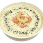 セブンイレブンの海老のレモンクリームパスタを比較する。税込価格：562円、カロリー：572kcal、たんぱく質：26.2g、脂質：16.9g、炭水化物：81.3g、糖質：76.4g、食物繊維：4.9g、食塩相当量：5.7g。レモンの酸味とフレッシュな香りが立つクリームソースのパスタです。レモンスライスとブラックペッパーのアクセントで爽やかなソースです。アレルギー：乳、小麦、えび。