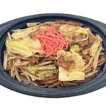 セブンイレブンの濃厚ソース焼そばを比較する。税込価格：497円、カロリー：658kcal、1円あたりカロリー：1.32kcal/円、たんぱく質：18.1g、1円あたりたんぱく質：0.04g/円、脂質：17.3g、炭水化物：110.5g、糖質：104.3g、食物繊維：6.2g、食塩相当量：7.2g。濃厚でコクのあるソースで炒めた、香ばしい焼そばです。アレルギー：卵、小麦。