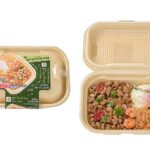 セブンイレブンのＣＡＦＥ ＢＯＸ ガパオライスを比較する。税込価格：754円、カロリー：524kcal、1円あたりカロリー：0.70kcal/円、たんぱく質：27.6g、1円あたりたんぱく質：0.04g/円、脂質：14.2g、炭水化物：74.4g、糖質：68.6g、食物繊維：5.8g、食塩相当量：2.8g。鶏ひき肉をホーリーバジルや唐辛子，ナンプラー（タイの伝統的な調味料）などで炒めたスパイシーなガパオライスです。アレルギー：卵、小麦、えび。