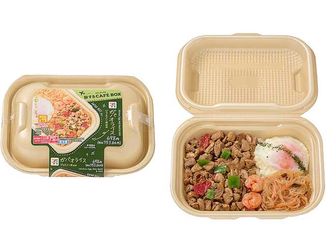 セブンイレブンのＣＡＦＥ ＢＯＸ ガパオライスを比較する。税込価格：754円、カロリー：524kcal、1円あたりカロリー：0.70kcal/円、たんぱく質：27.6g、1円あたりたんぱく質：0.04g/円、脂質：14.2g、炭水化物：74.4g、糖質：68.6g、食物繊維：5.8g、食塩相当量：2.8g。鶏ひき肉をホーリーバジルや唐辛子，ナンプラー（タイの伝統的な調味料）などで炒めたスパイシーなガパオライスです。アレルギー：卵、小麦、えび。