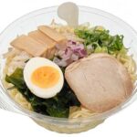 セブンイレブンの香る旨みつゆ 冷かけはまぐり塩ラーメンを比較する。税込価格：583円、カロリー：397kcal、たんぱく質：14.8g、脂質：10.5g、炭水化物：63.6g、糖質：58.2g、食物繊維：5.4g、食塩相当量：6.8g。はまぐりをベースとした数種の魚介だしを使用した、上品な旨味を感じられる塩味の冷製スープです。オリーブオイルを使用した特製の香味オイルで香り良く仕立てました。アレルギー：卵、乳、小麦。